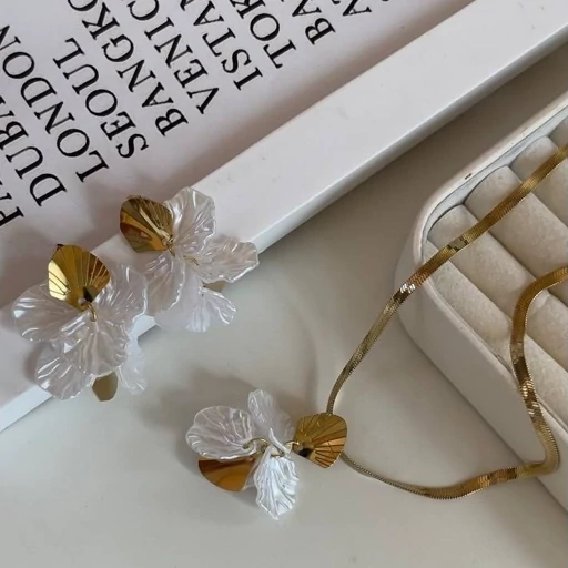 ست گردنبند و گوشواره زنانه و دخترانه طرح گلبرگ سفید با زنجیر طلایی جذاب