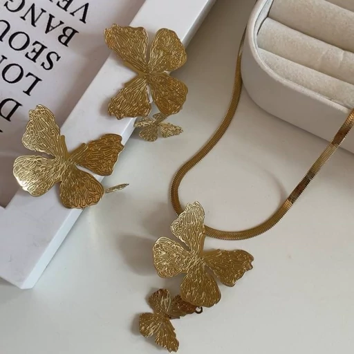 ست گردنبند و گوشواره پروانه‌ای طلایی – طراحی هنری و ظریف