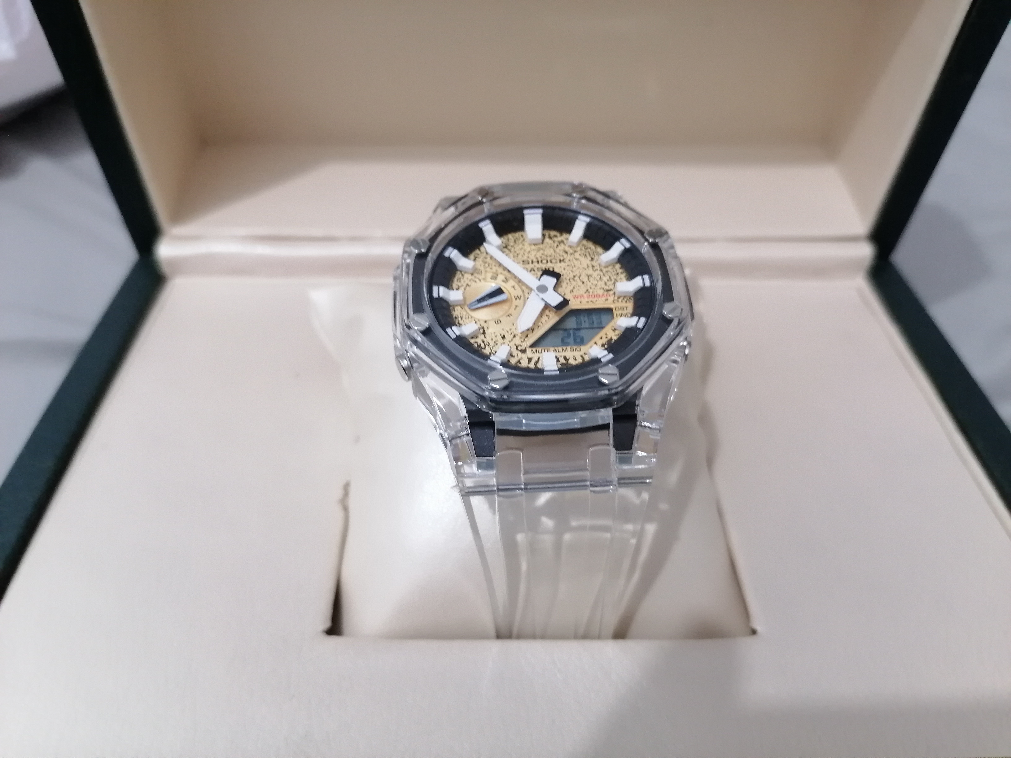 ساعت مچی دیجیتال-آنالوگ مدل شفاف طلایی | ترکیب لوکس و تکنولوژی