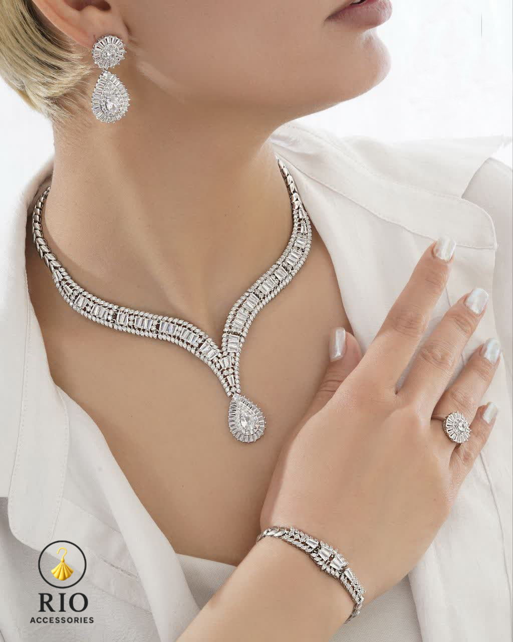 سرویس بدلیجات زنانه نقره ای فول نگین
