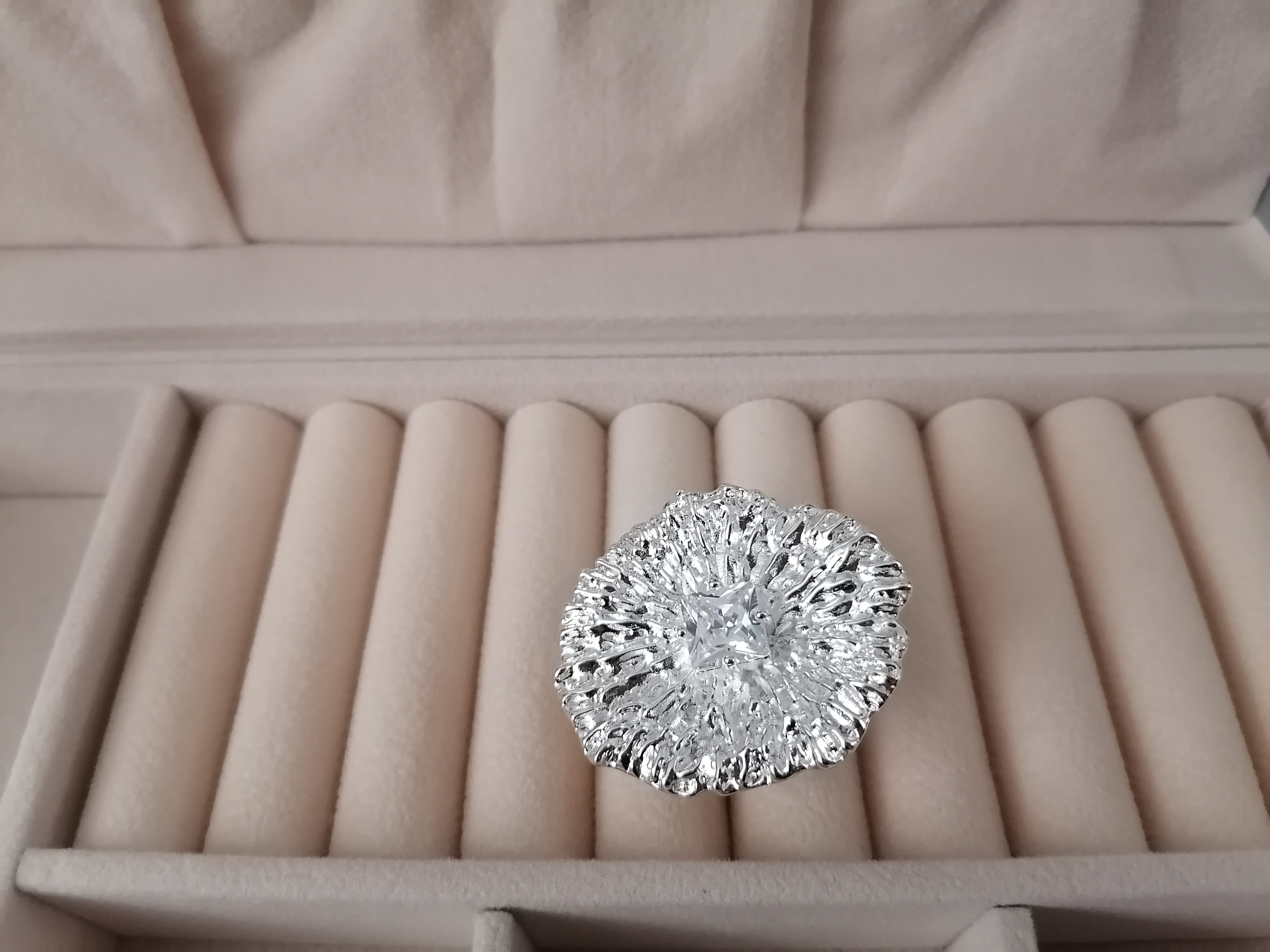 انگشتر فشن مینیمال زنانه نقره ای با نگین اتمی