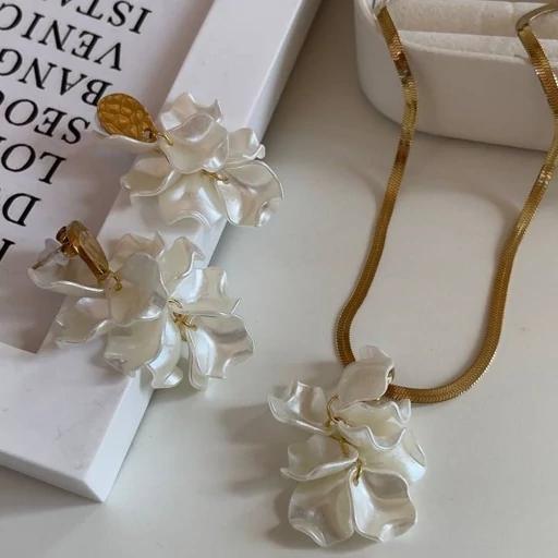 ست جواهرات زنانه استیل مدل گلبرگ سفید با زنجیر طلایی